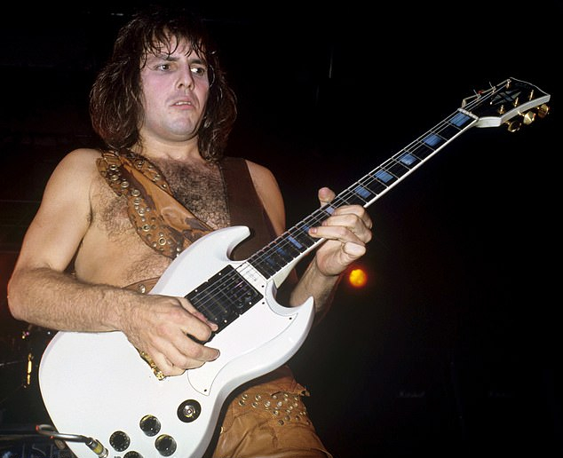 На фотографии Фридман запечатлен на концерте Manowar в Мюнхене в 1984 году, в том же году, когда Книга рекордов Гиннесса объявила их планетой