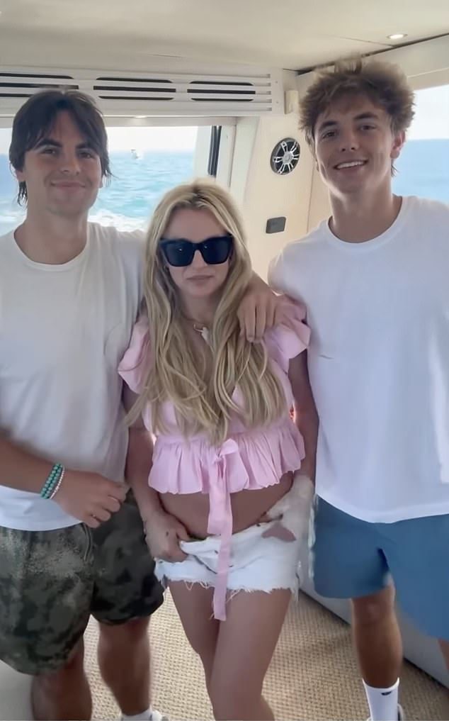 Бритни Спирс встретилась с сыновьями 