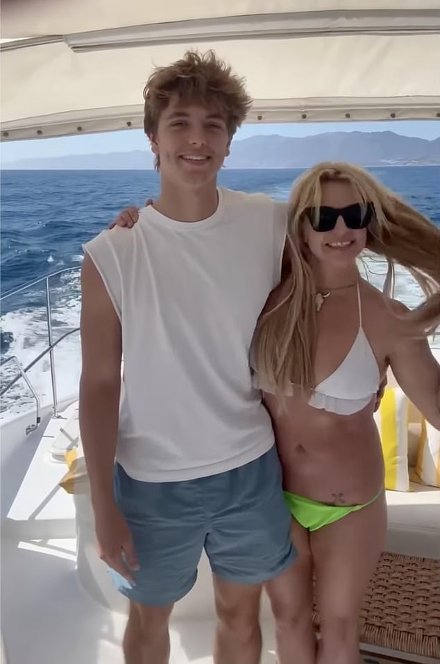 Бритни Спирс встретилась с сыновьями 