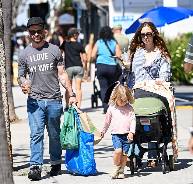 Джек Осборн на прогулке с семьей