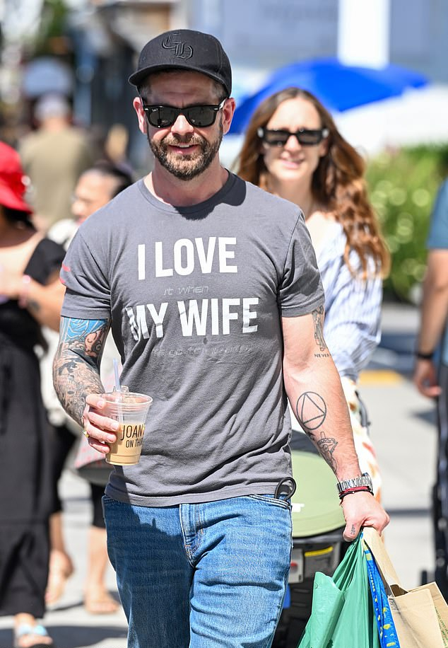 Джек Осборн на прогулке с семьей