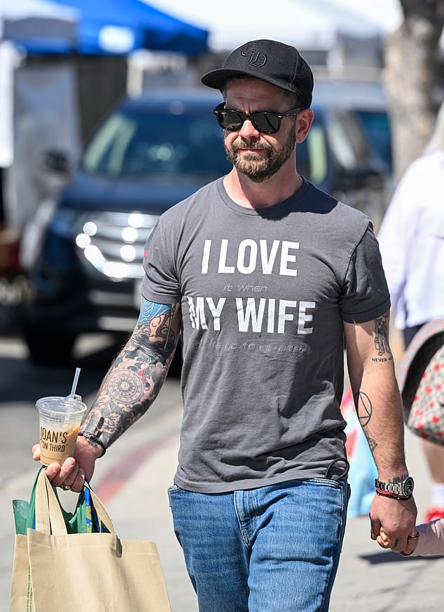 Джек Осборн на прогулке с семьей