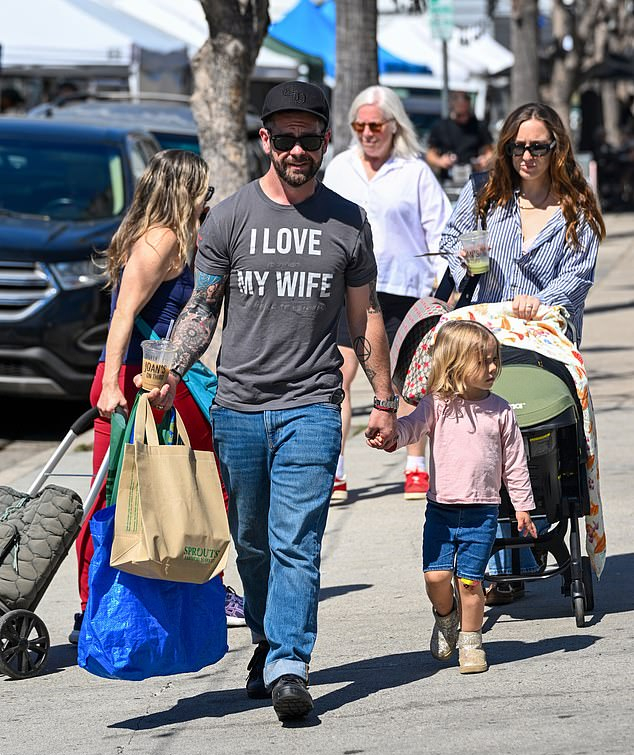 Джек Осборн на прогулке с семьей