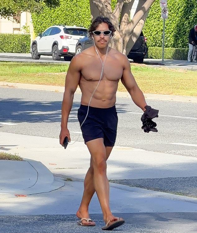 Сын Арнольда Шварценеггера Джозеф Баэна впервые появился на публике после своей дебютной победы на соревнованиях по бодибилдингу