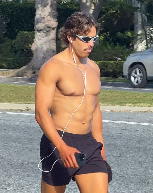 Сын Арнольда Шварценеггера Джозеф Баэна впервые появился на публике после своей дебютной победы на соревнованиях по бодибилдингу