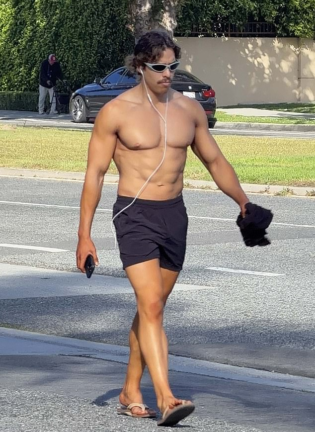 Сын Арнольда Шварценеггера Джозеф Баэна впервые появился на публике после своей дебютной победы на соревнованиях по бодибилдингу