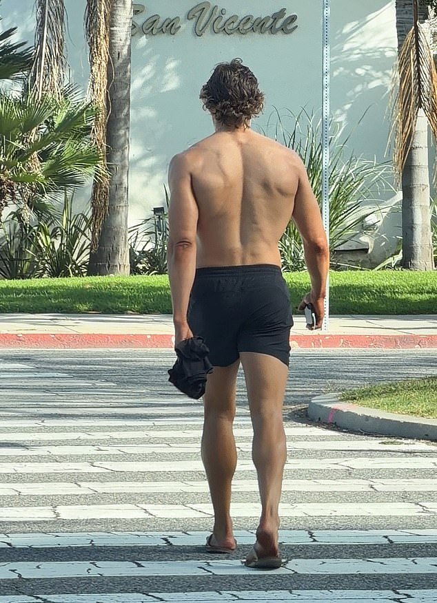 Сын Арнольда Шварценеггера Джозеф Баэна впервые появился на публике после своей дебютной победы на соревнованиях по бодибилдингу