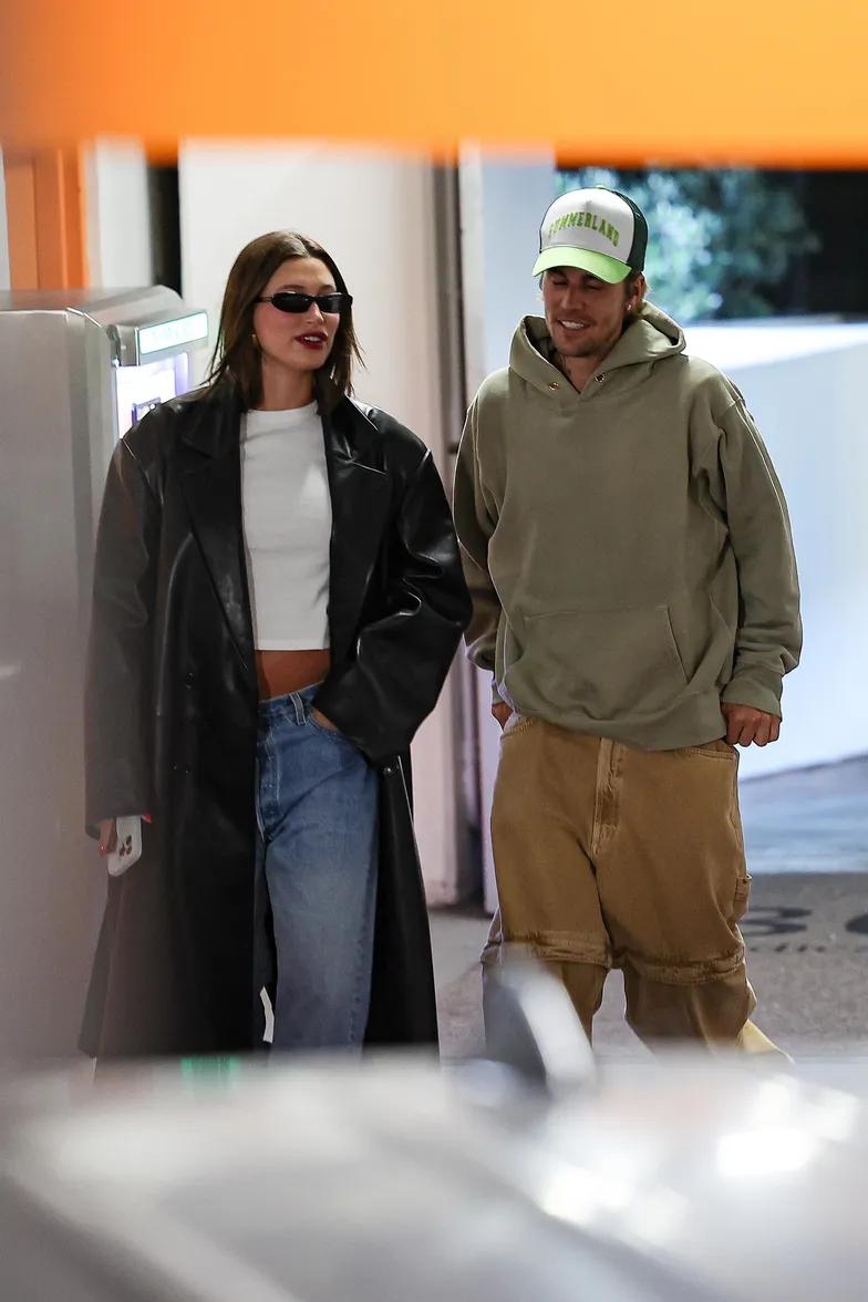 Джастин Бибер и Хейли выходят из офисного здания в Лос-Анджелесе Джастин Бибер и Хейли выходят из офисного здания в Лос-Анджелесе