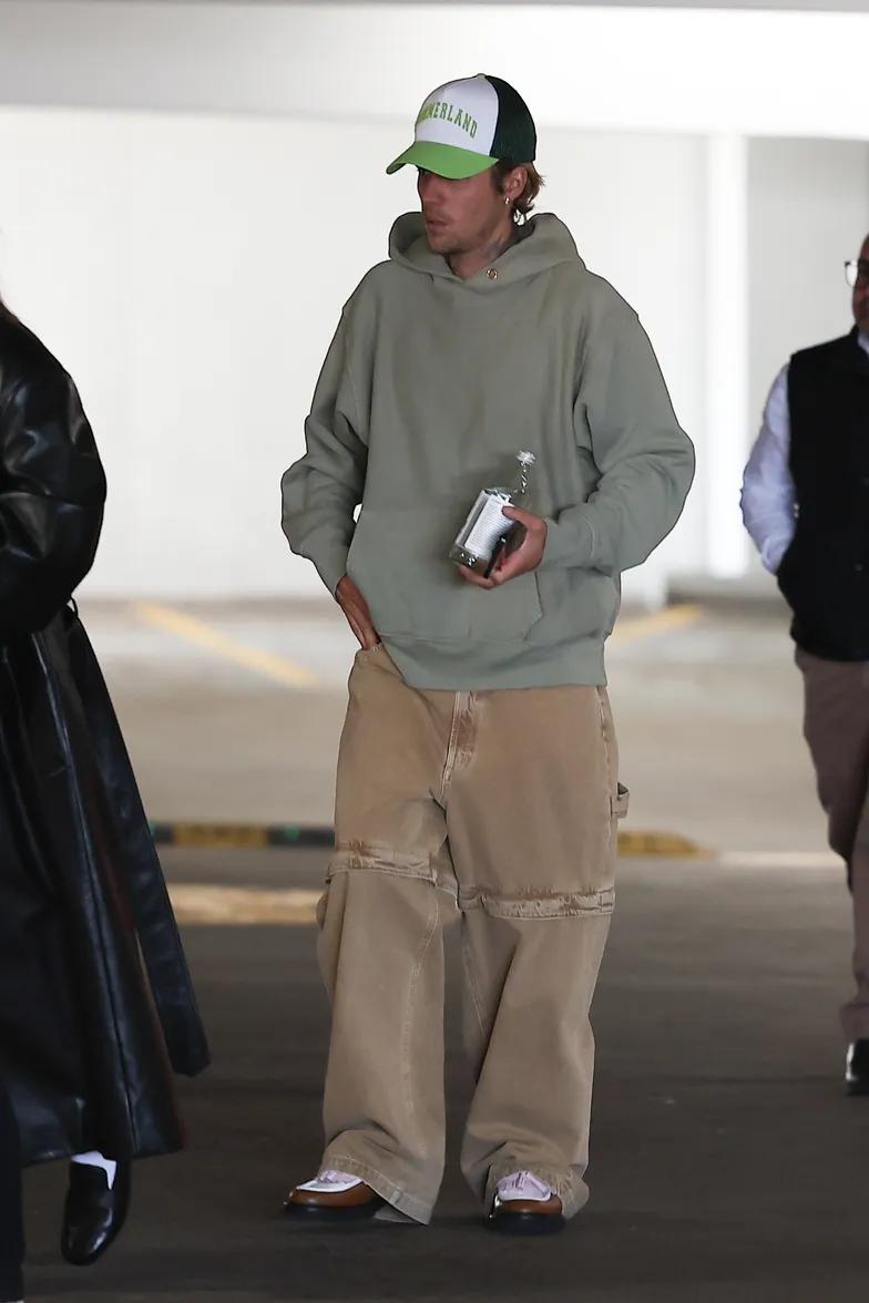 Джастин Бибер и Хейли выходят из офисного здания в Лос-Анджелесе Джастин Бибер и Хейли выходят из офисного здания в Лос-Анджелесе