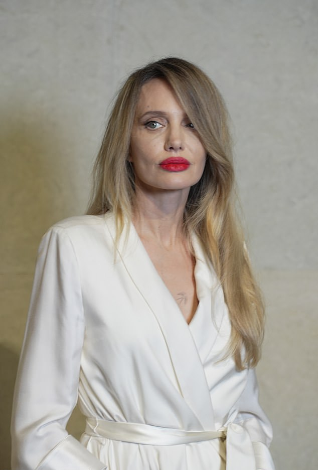 Анджелина Джоли появилась на вечере Tom Ford в Шанхае в белом шелковом халате