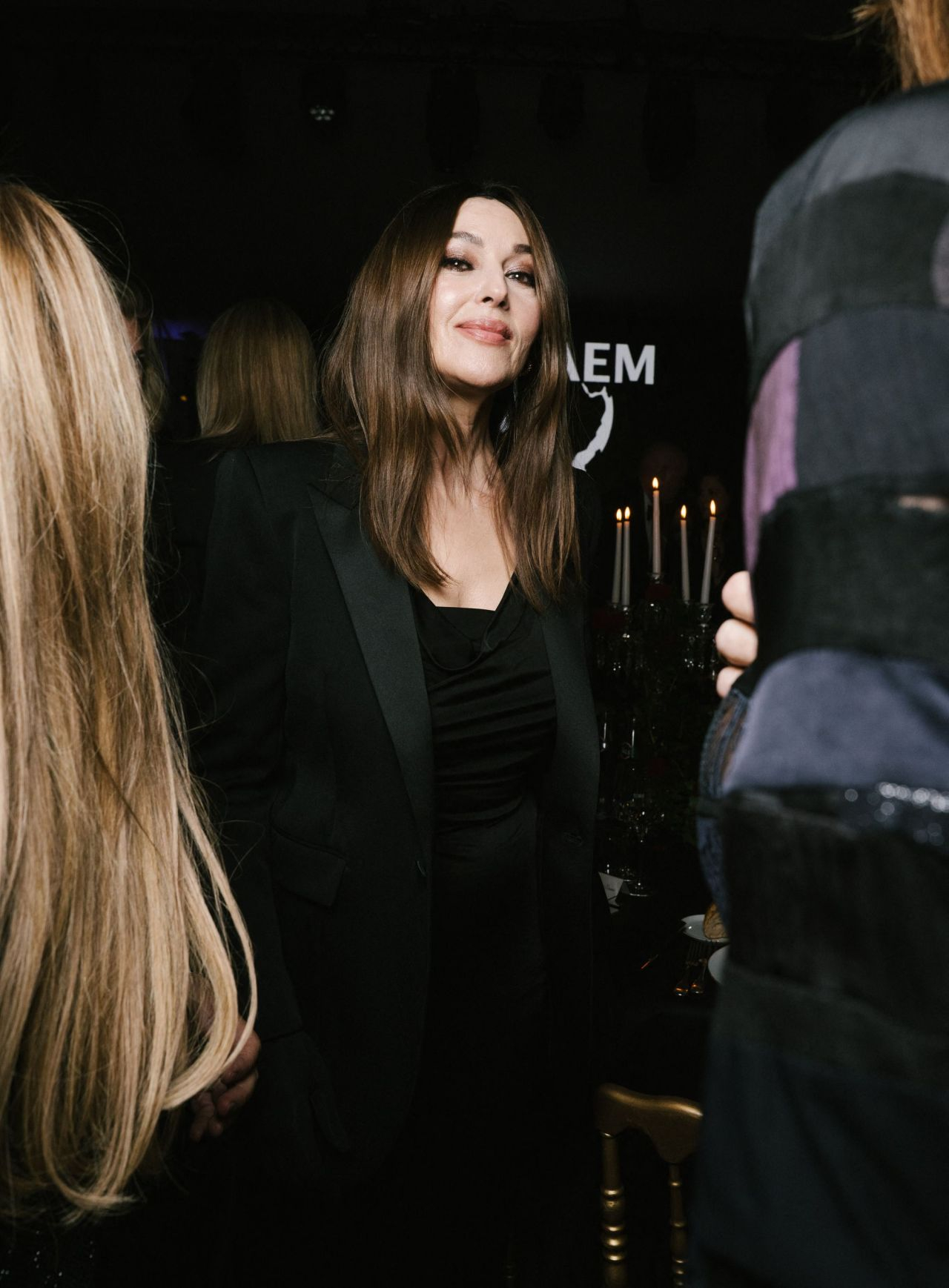 Моника Беллуччи восхитила элегантным образом на благотворительном вечере в Париже