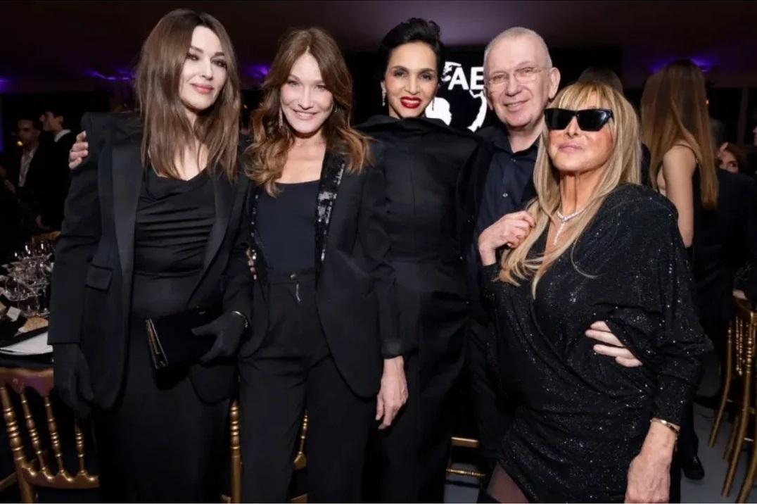 Моника Беллуччи восхитила элегантным образом на благотворительном вечере в Париже