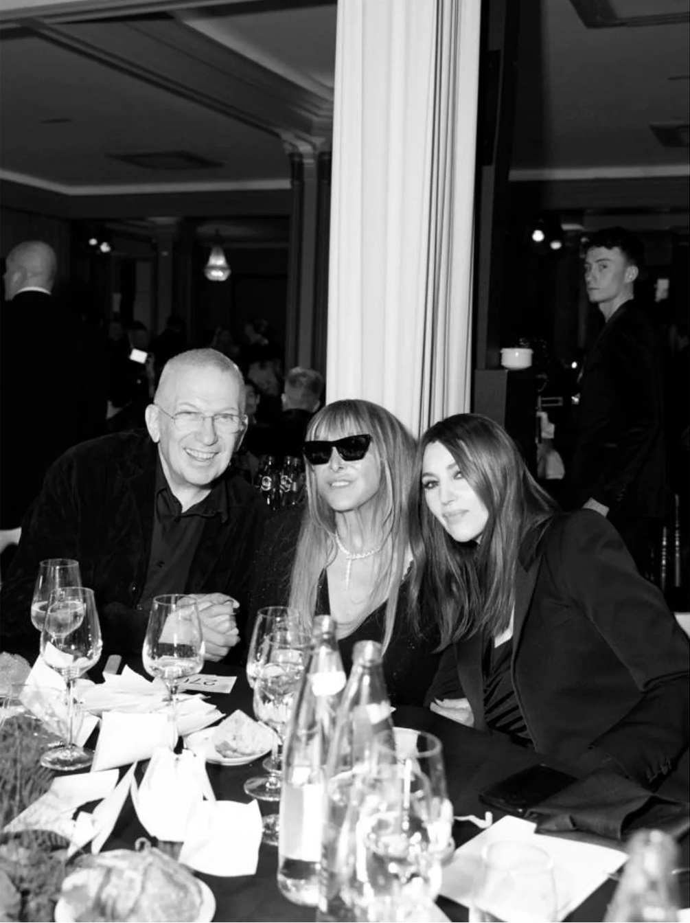 Моника Беллуччи восхитила элегантным образом на благотворительном вечере в Париже