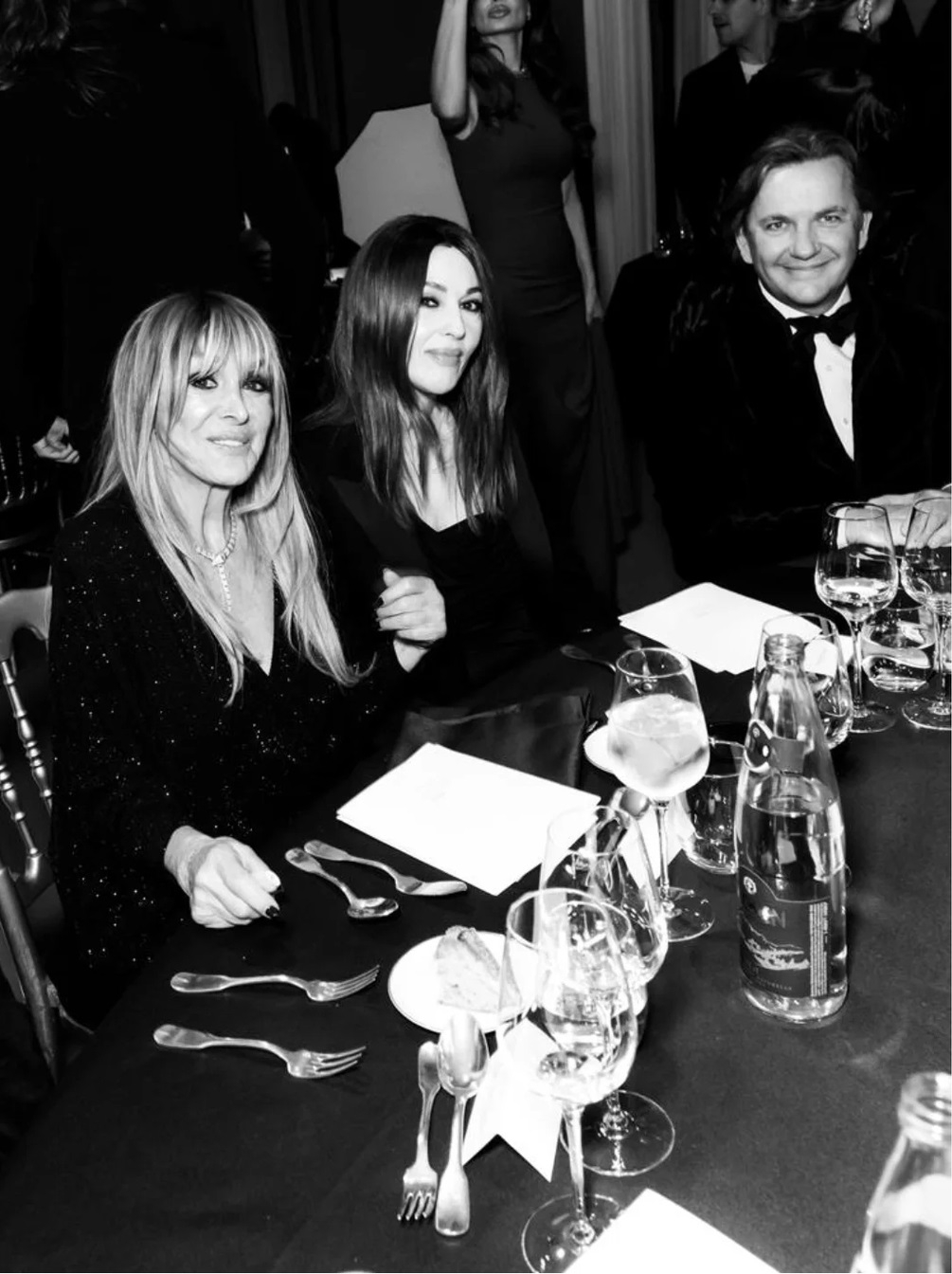 Моника Беллуччи восхитила элегантным образом на благотворительном вечере в Париже