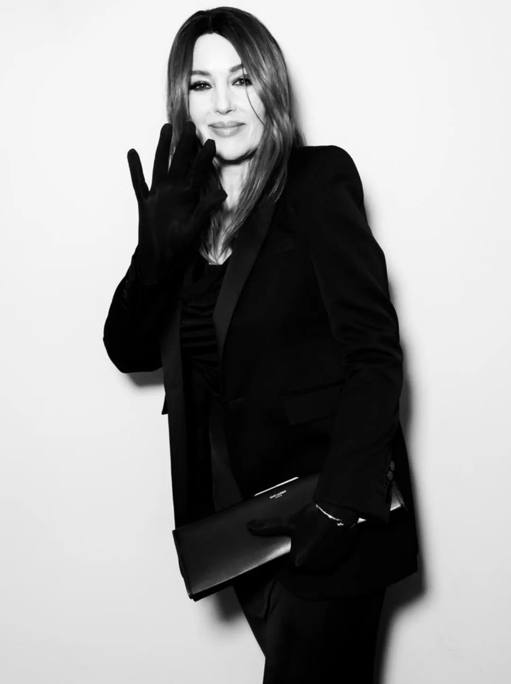 Моника Беллуччи восхитила элегантным образом на благотворительном вечере в Париже