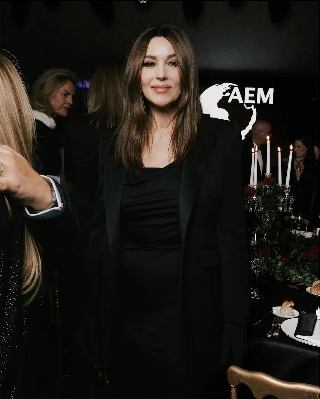 Моника Беллуччи восхитила элегантным образом на благотворительном вечере в Париже