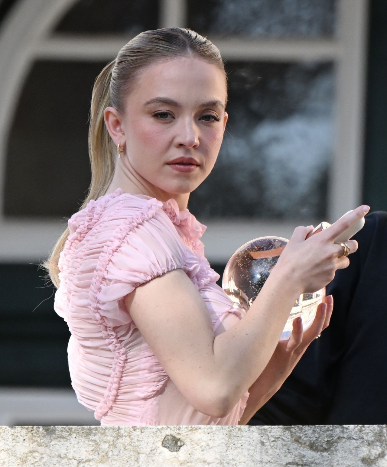 Сидни Суини в нежно-розовом платье на съемках Kerastase