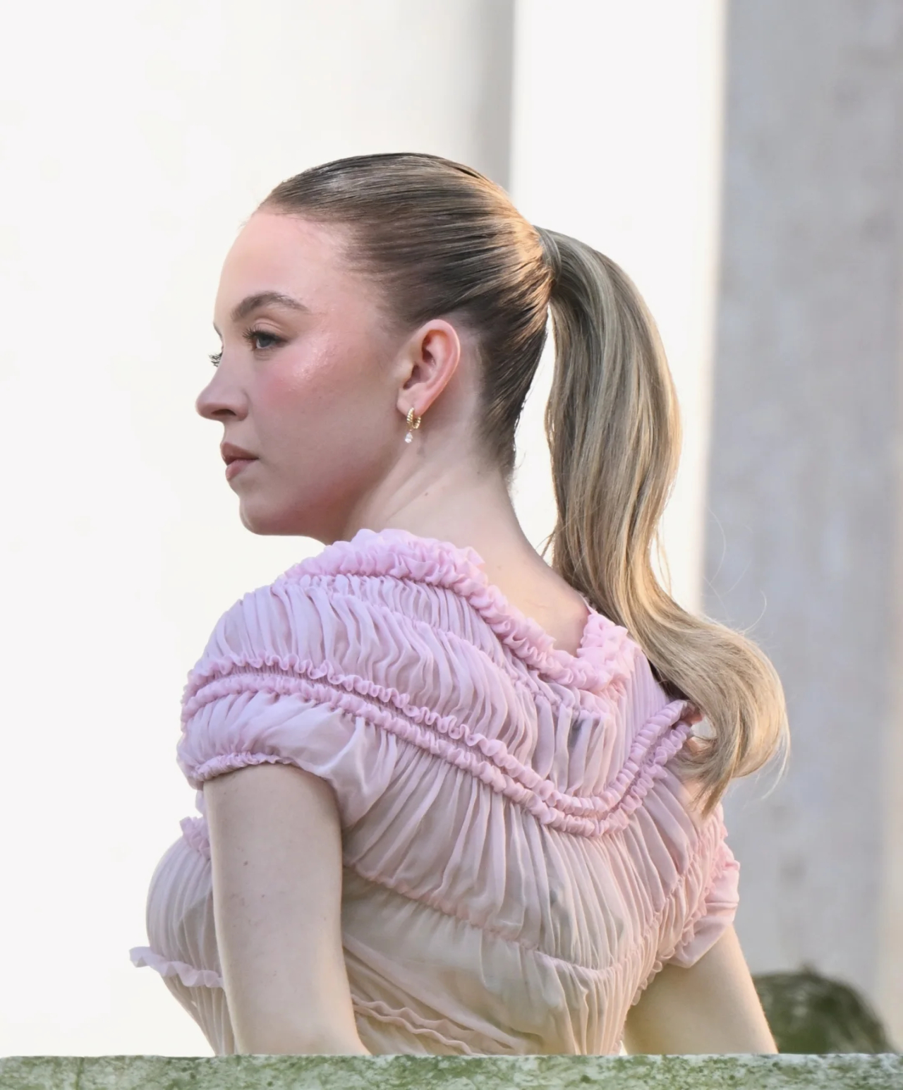 Сидни Суини в нежно-розовом платье на съемках Kerastase