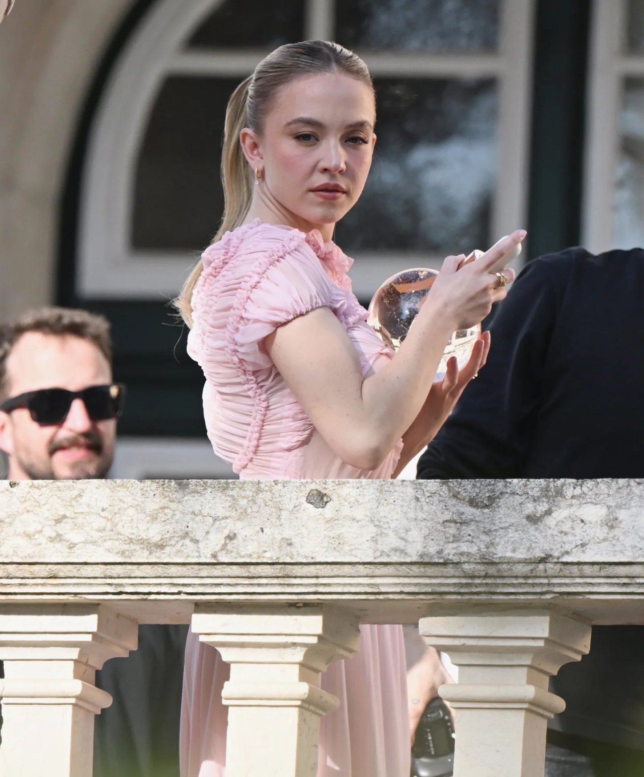 Сидни Суини в нежно-розовом платье на съемках Kerastase