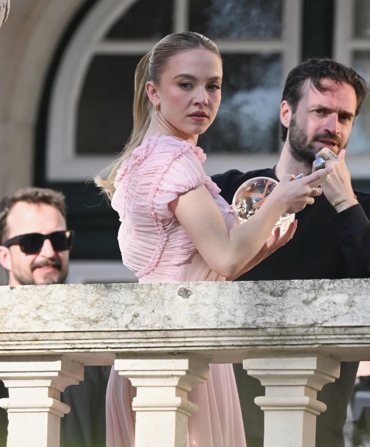 Сидни Суини в нежно-розовом платье на съемках Kerastase