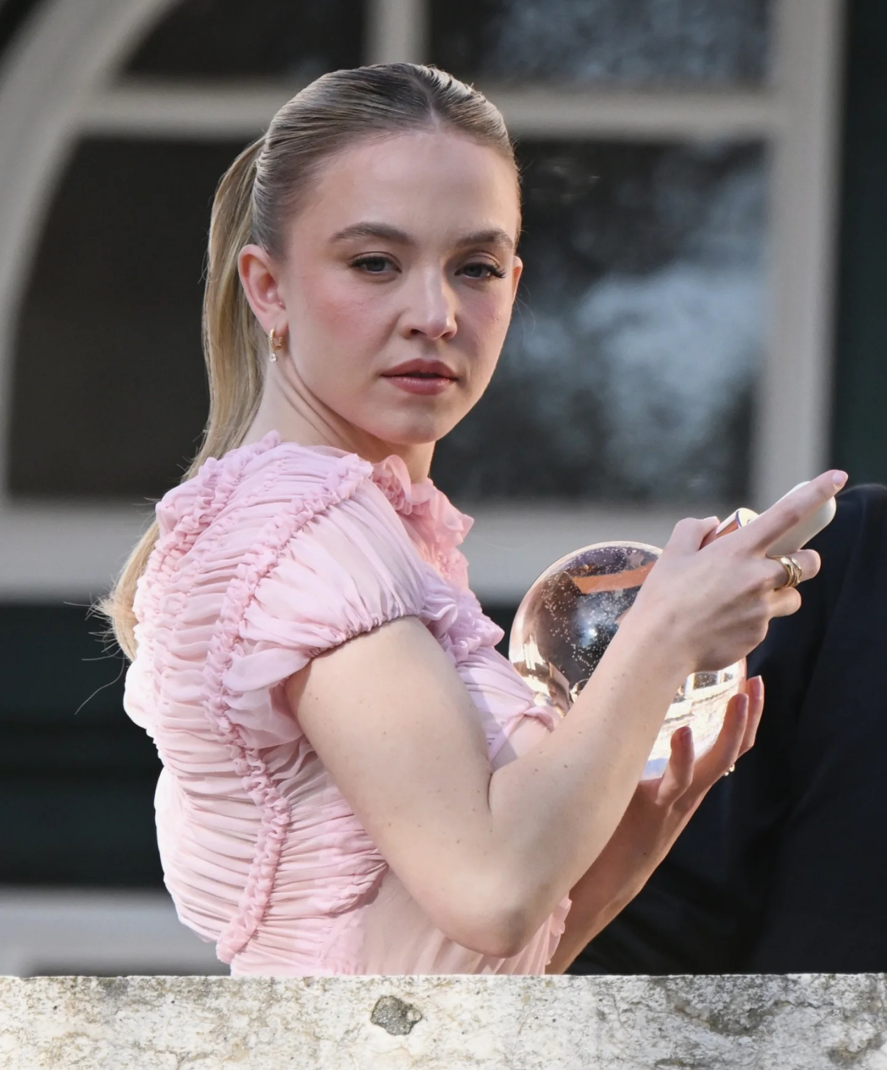 Сидни Суини в нежно-розовом платье на съемках Kerastase