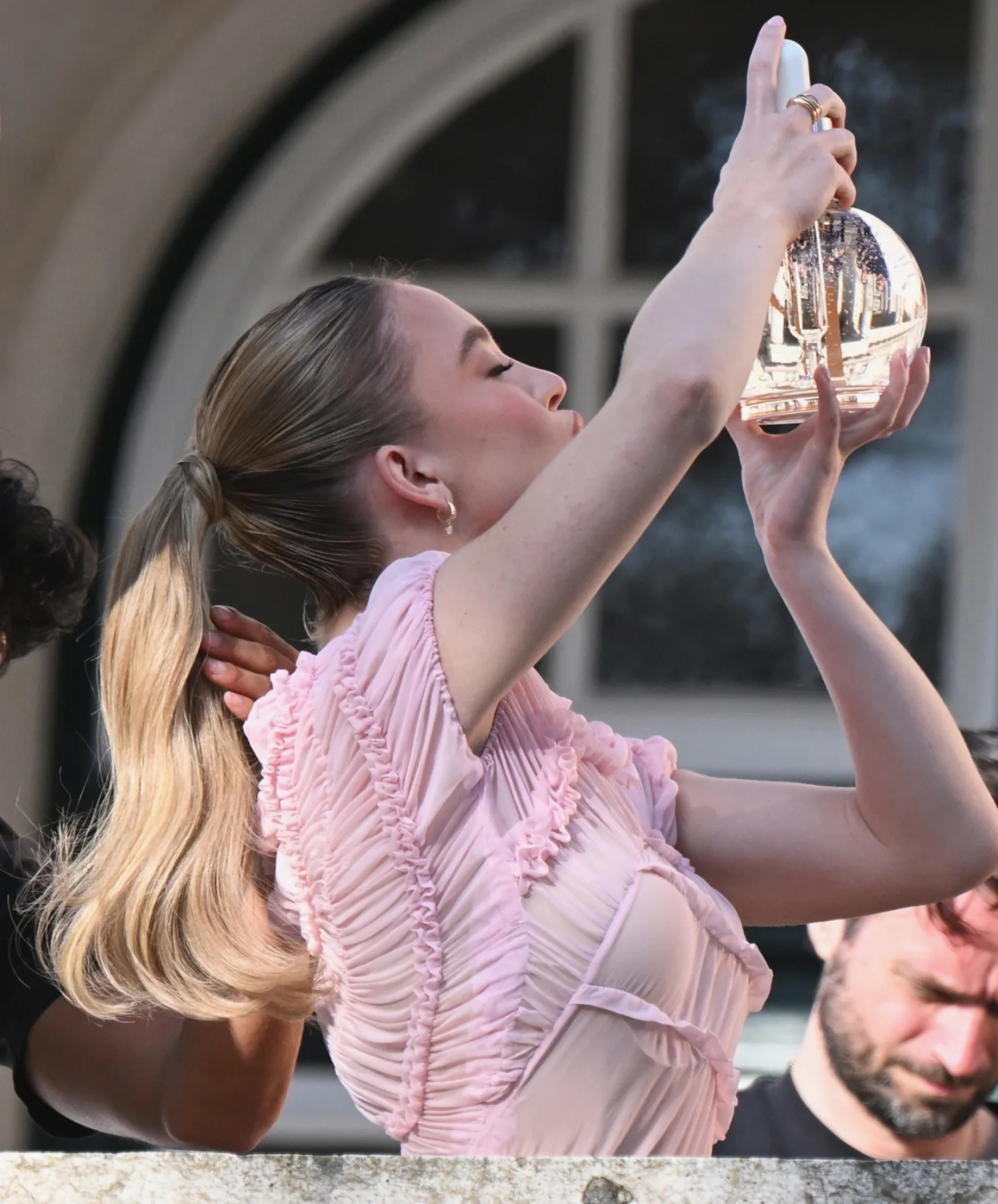 Сидни Суини в нежно-розовом платье на съемках Kerastase