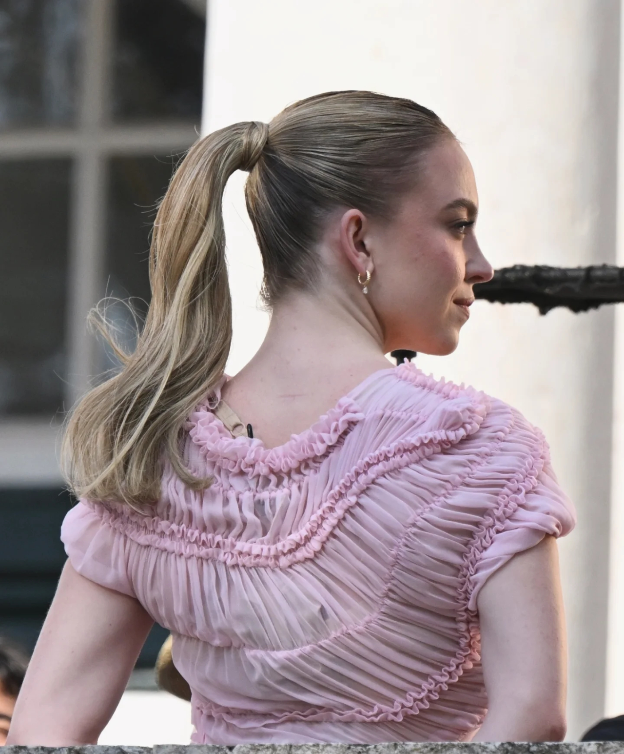 Сидни Суини в нежно-розовом платье на съемках Kerastase