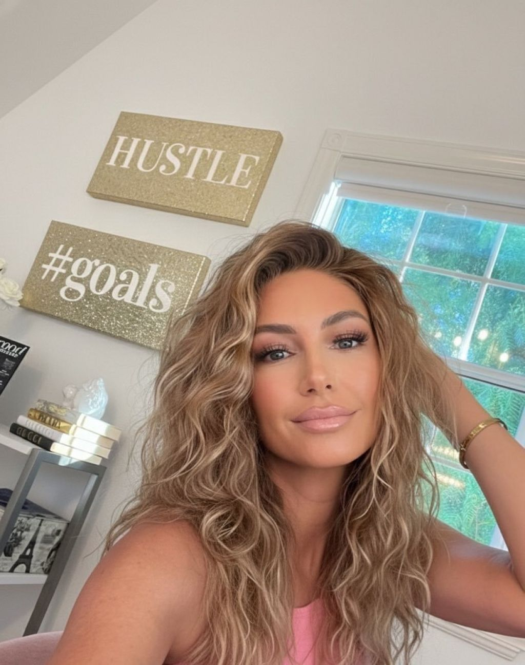 Образ Халле Бейли с волнистыми волосами и блестящими губами, 29 марта 2026 года