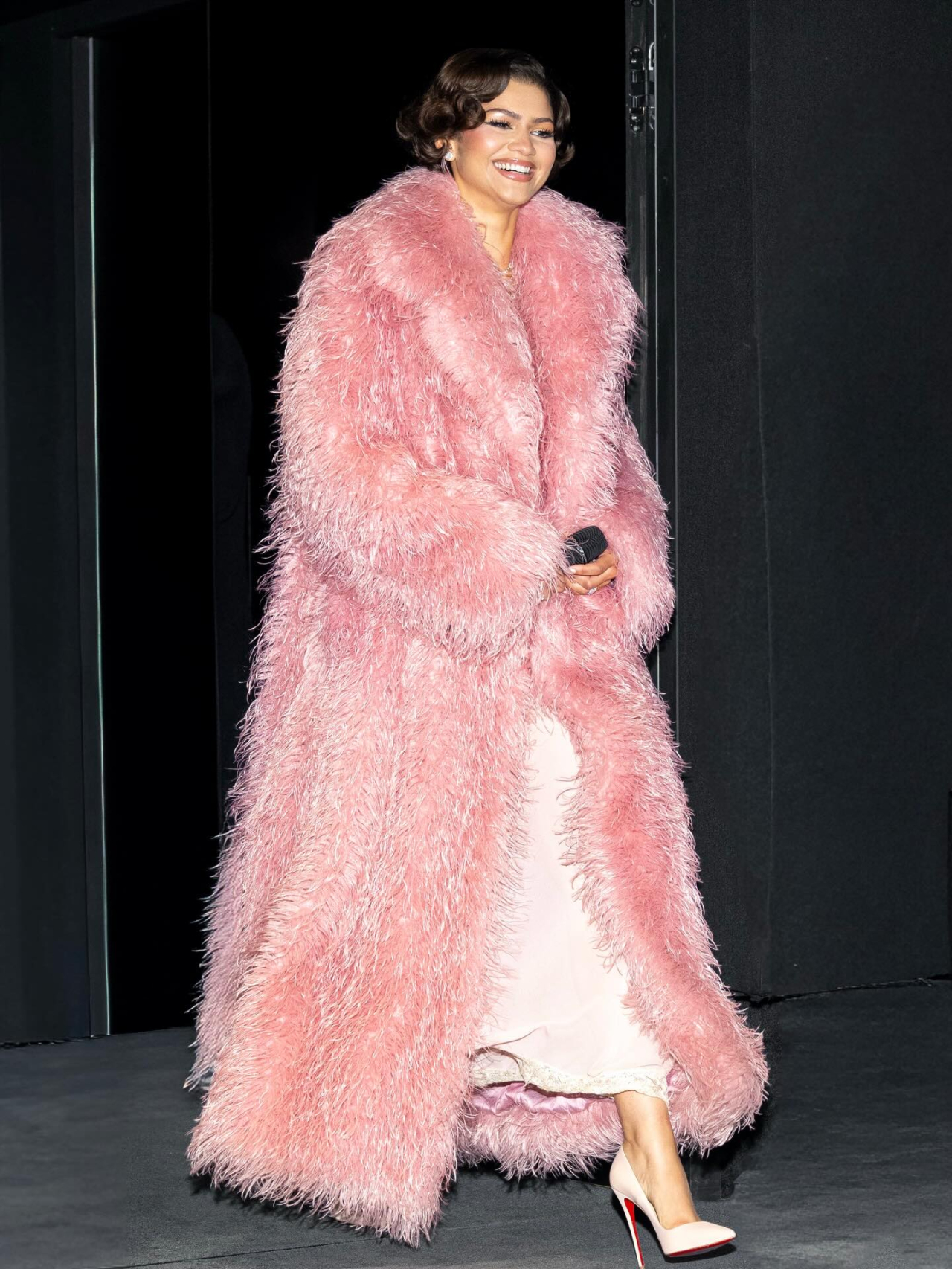 Розовое пальто Зендеи стало главным акцентом её образа в Париже