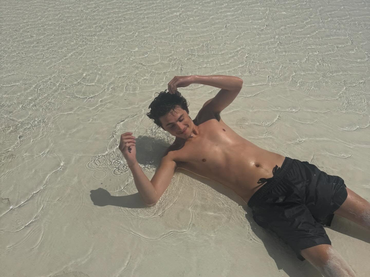 Кайли Дженнер и Тимоти Шаламе поделились снимками с пляжного отдыха