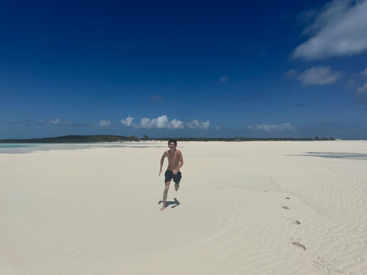 Кайли Дженнер и Тимоти Шаламе поделились снимками с пляжного отдыха