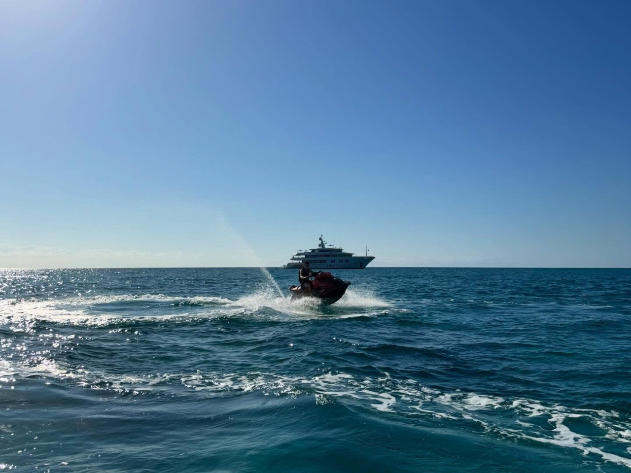 Кайли Дженнер и Тимоти Шаламе поделились снимками с пляжного отдыха