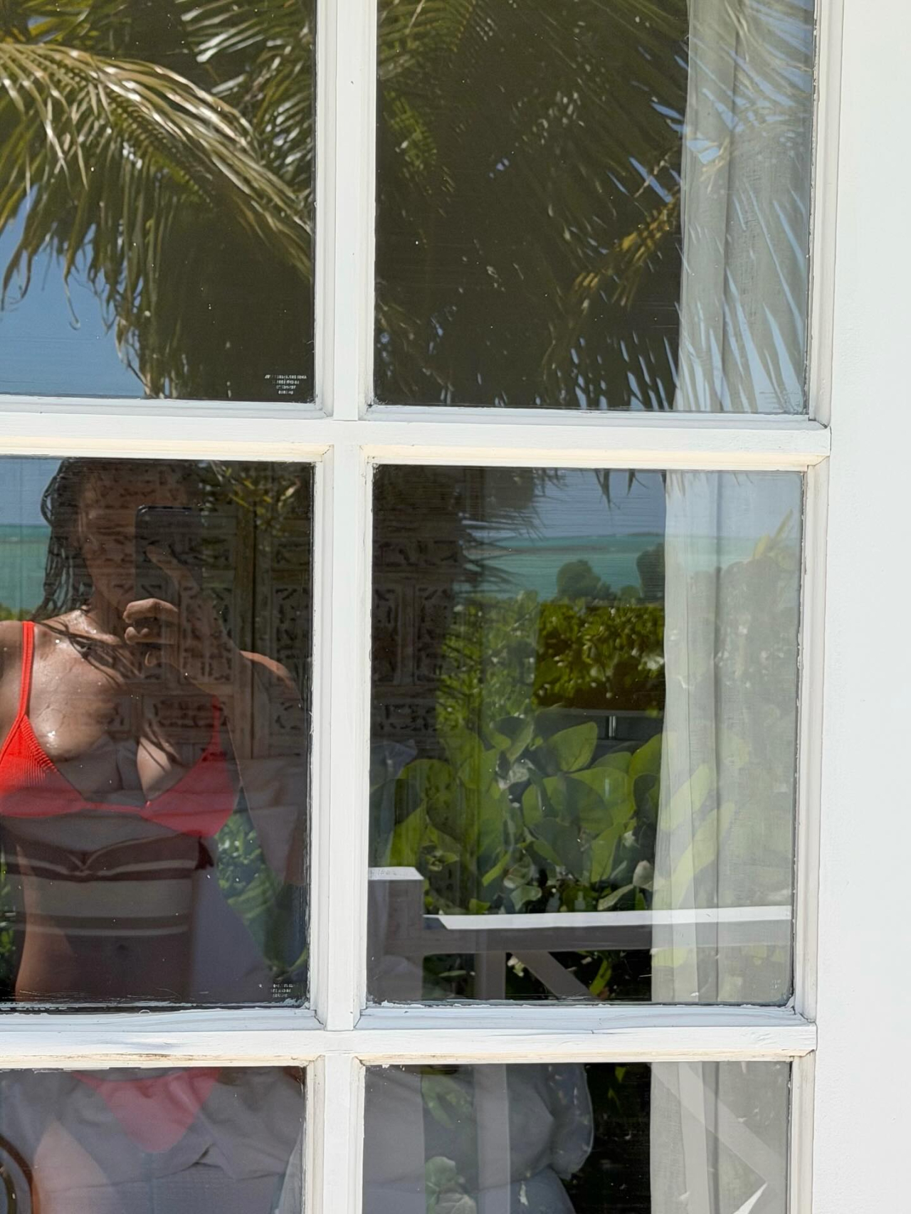 Ирина Шейк поделилась жаркими фото с отдыха в неоновом бикини