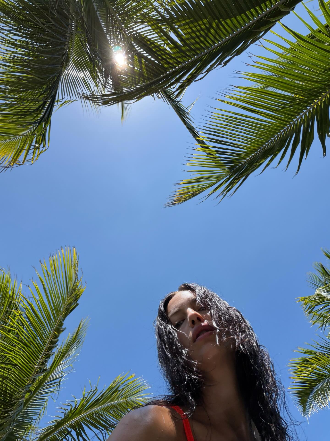 Ирина Шейк поделилась жаркими фото с отдыха в неоновом бикини