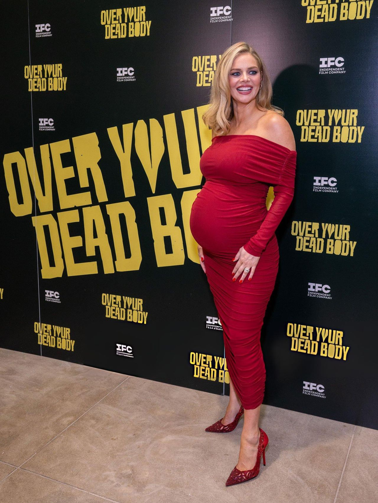 Самара Уивинг позирует в красном платье с открытыми плечами и драпировкой на премьере фильма