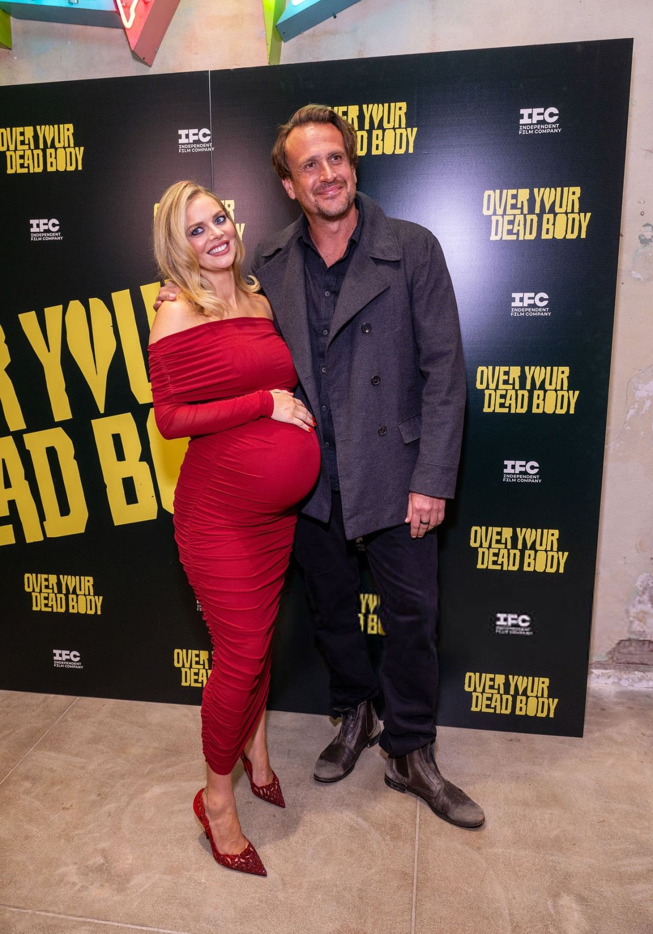 Самара Уивинг позирует в красном платье с открытыми плечами и драпировкой на премьере фильма