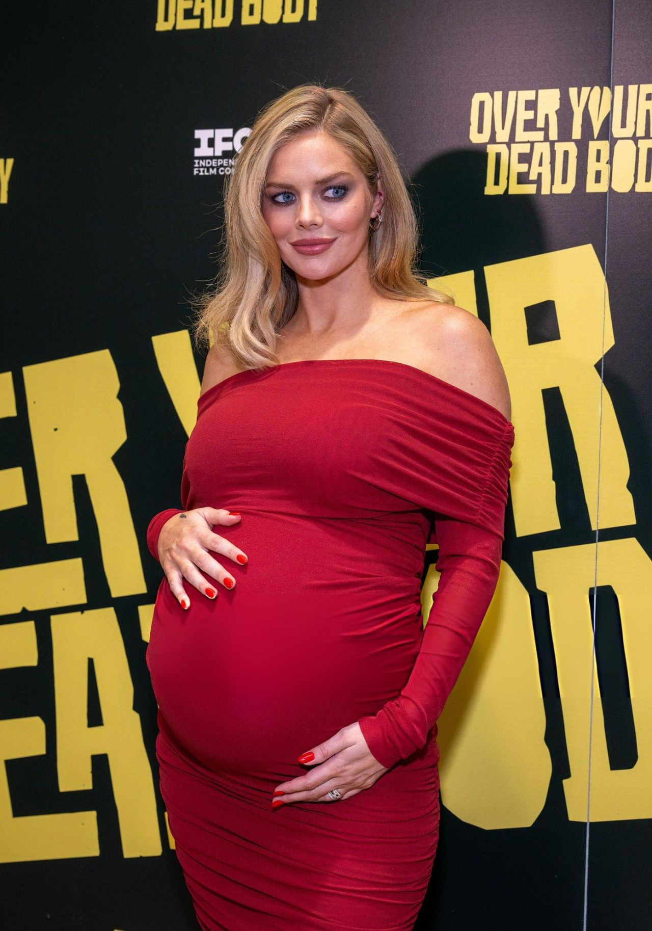 Самара Уивинг позирует в красном платье с открытыми плечами и драпировкой на премьере фильма