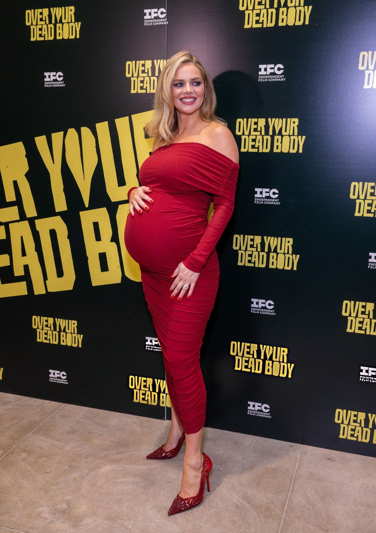 Самара Уивинг позирует в красном платье с открытыми плечами и драпировкой на премьере фильма