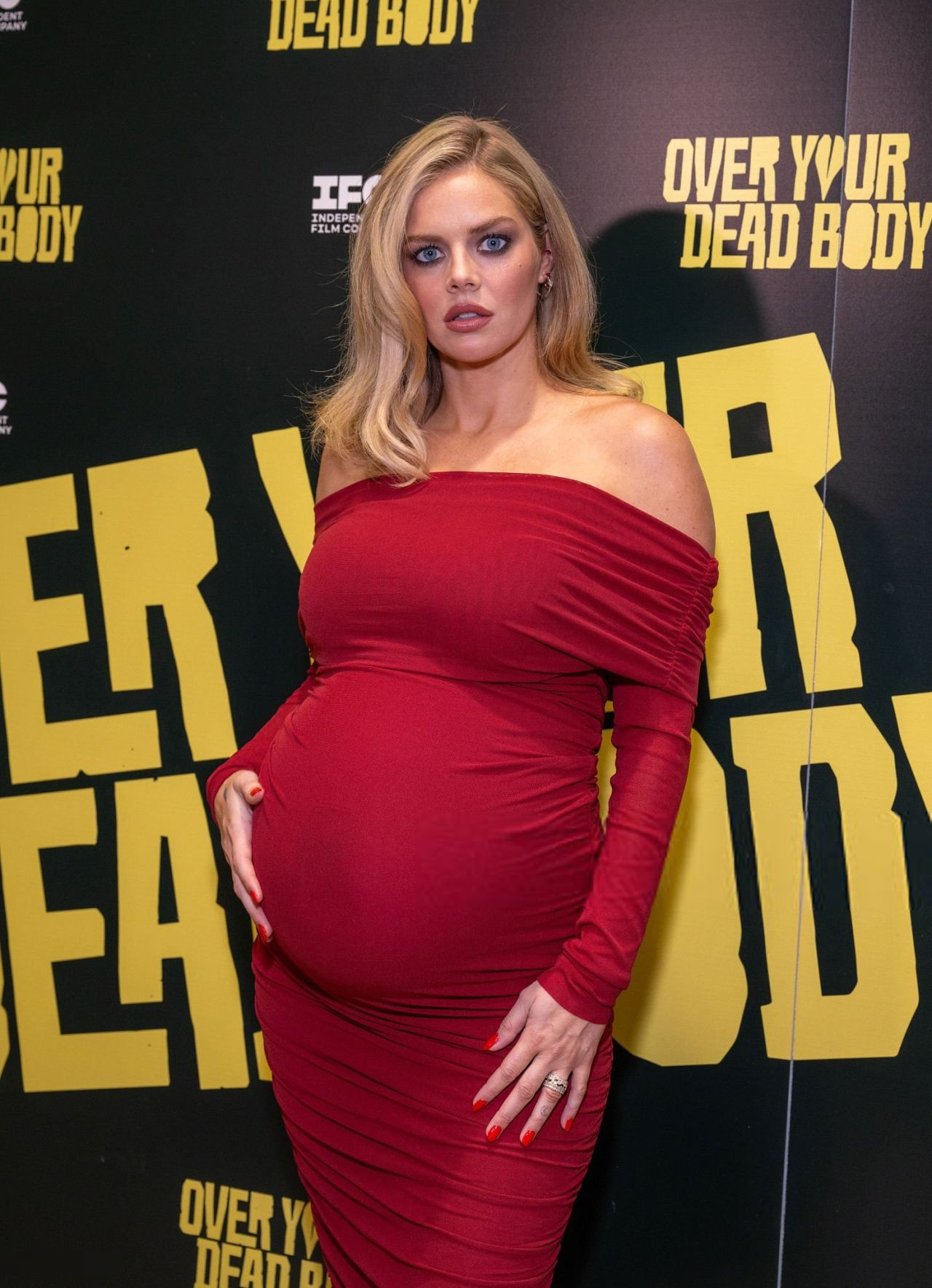 Самара Уивинг позирует в красном платье с открытыми плечами и драпировкой на премьере фильма