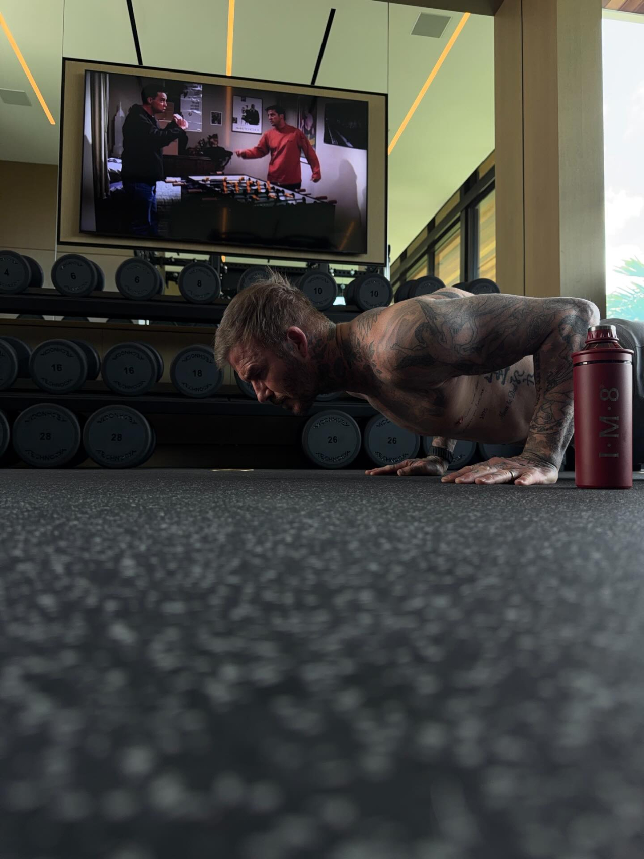 Дэвид Бекхэм показал тренировку в домашнем спортзале под сериал «Друзья»