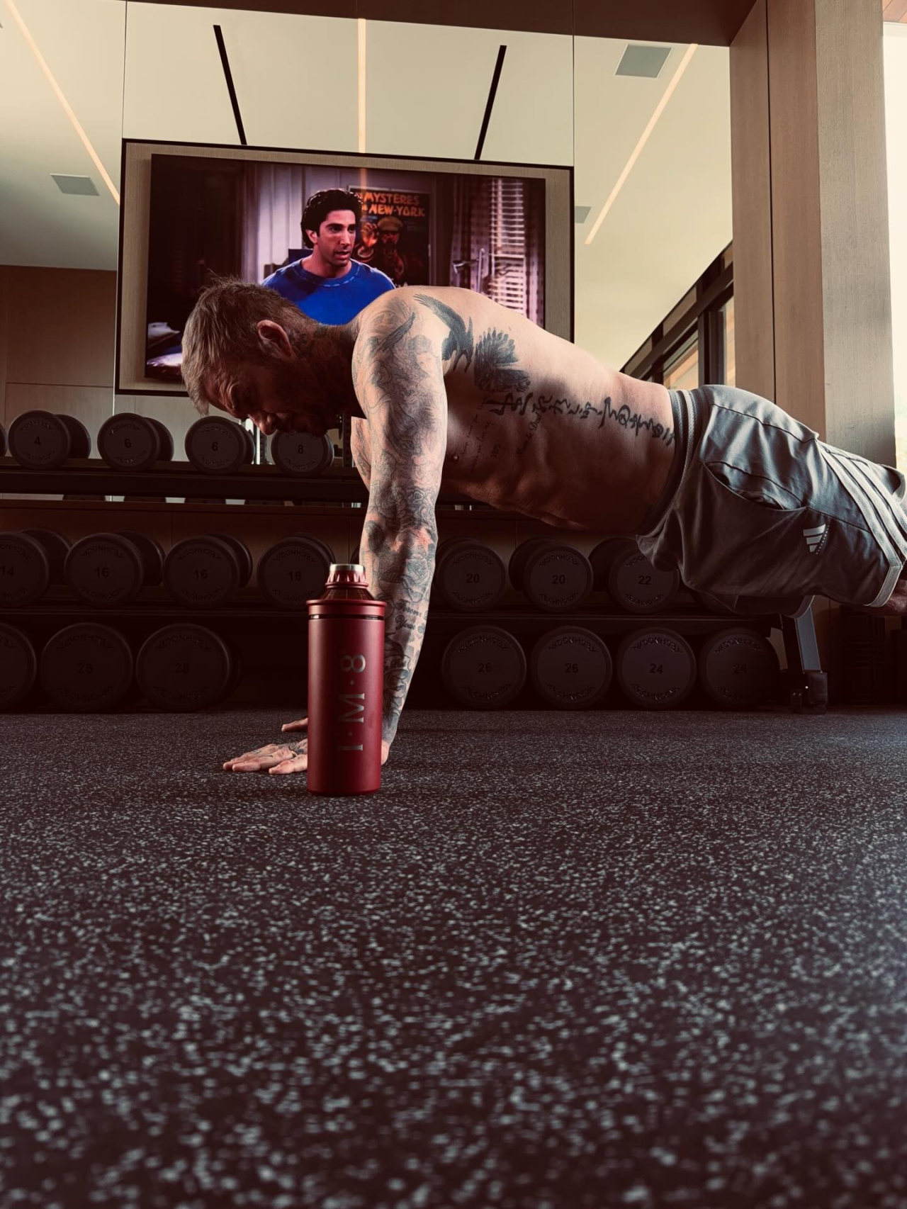 Дэвид Бекхэм показал тренировку в домашнем спортзале под сериал «Друзья»