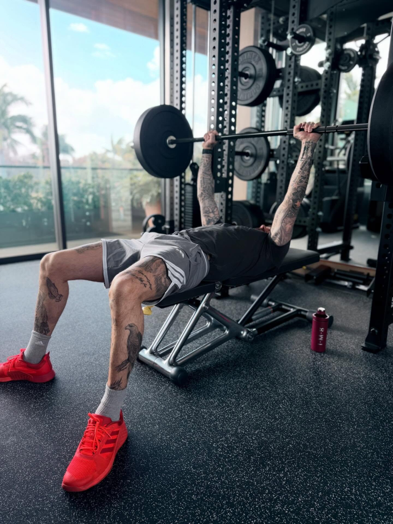 Дэвид Бекхэм показал тренировку в домашнем спортзале под сериал «Друзья»