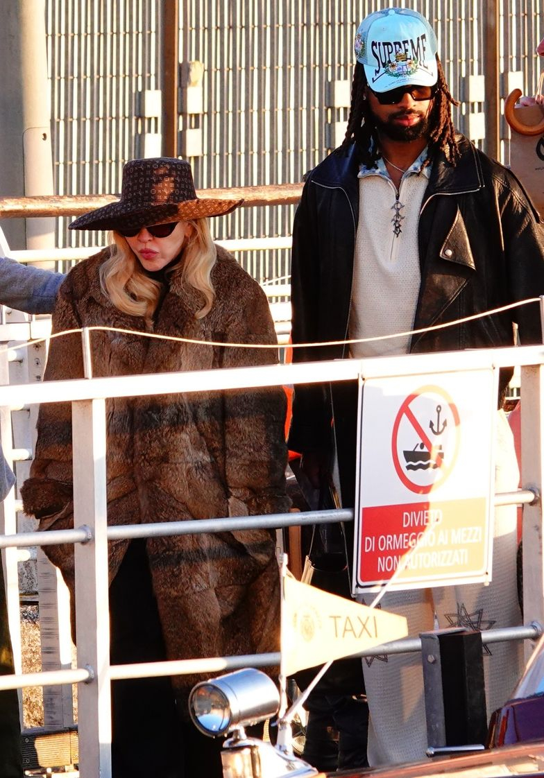 Мадонна в Венеции вместе с её молодым партнером Акимом Моррисом