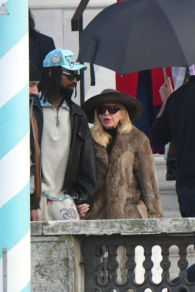 Мадонна в Венеции вместе с её молодым партнером Акимом Моррисом