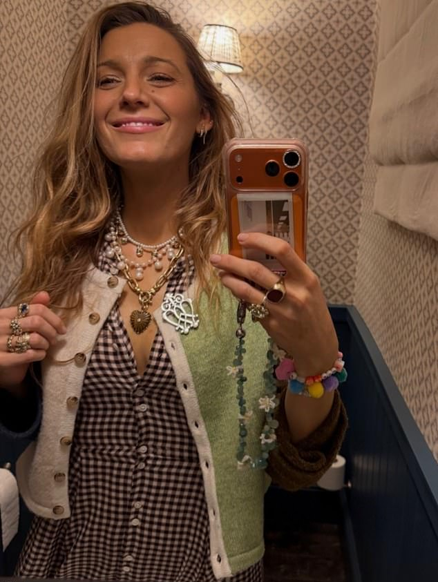 Блейк Лайвли показала отдых в парке Nickelodeon на фоне продолжающегося суда с Джастином Бальдони