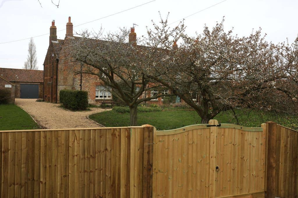 Карл III ищет арендатора для дома рядом с новым жильем принца Эндрю