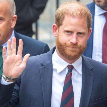 На суде по делу принца Гарри показали его старые флиртующие сообщения журналистке