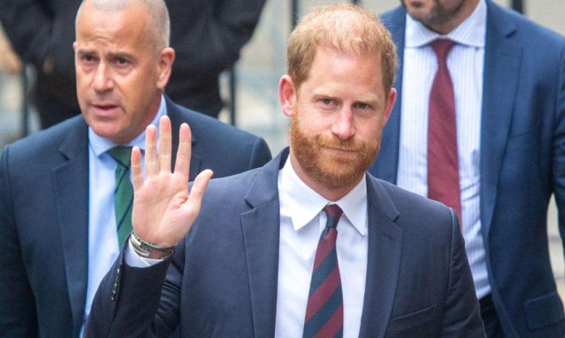 На суде по делу принца Гарри показали его старые флиртующие сообщения журналистке