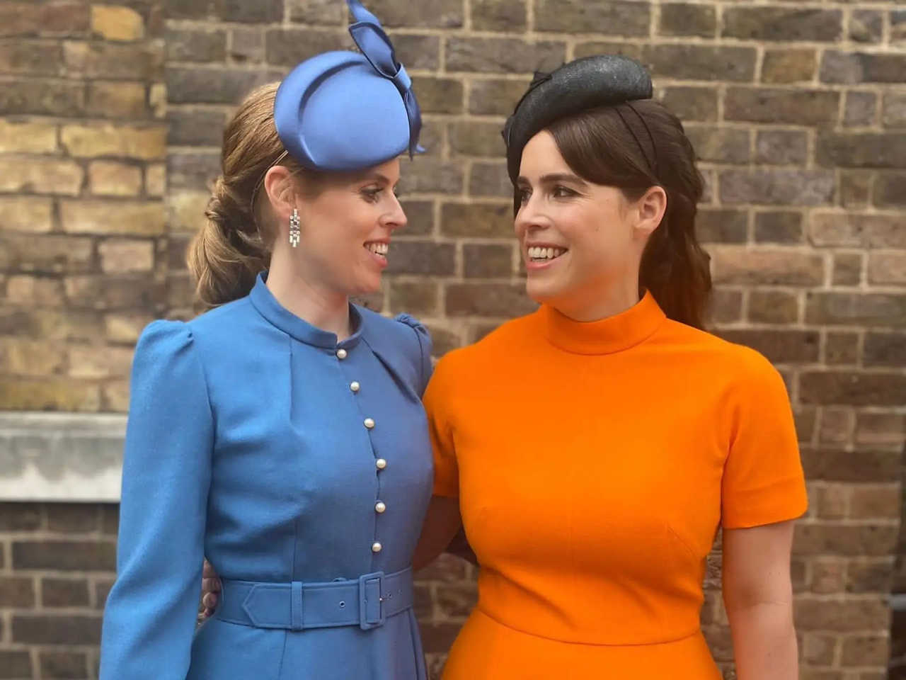 Король Чарльз пригласил Беатрис и Евгению на скачки в Аскоте