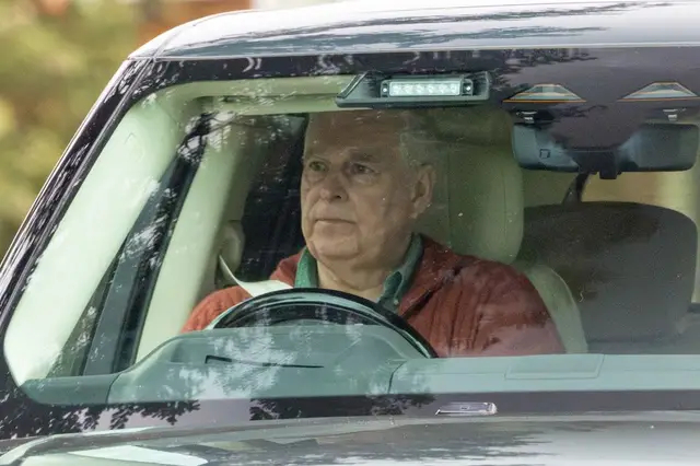 Перед переездом принца Эндрю заметили за рулем автомобиля в Сандрингеме